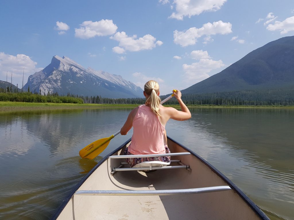 Kano met op de achtergrond Mount Rundle